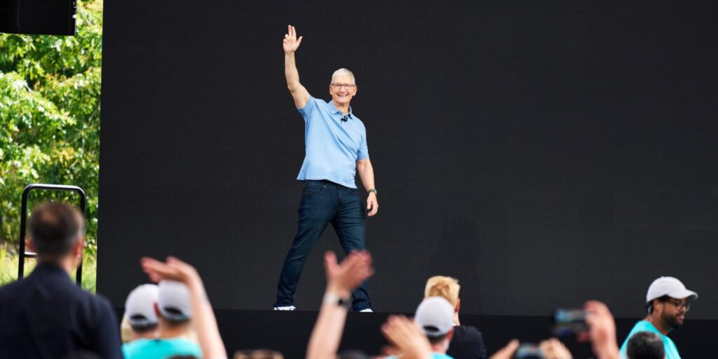 tim cook event stage FMlpbI