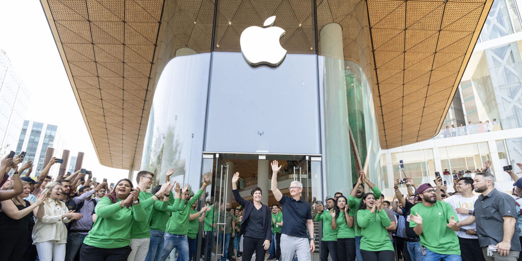 Tim Cook opens Apple BKC Y69za4