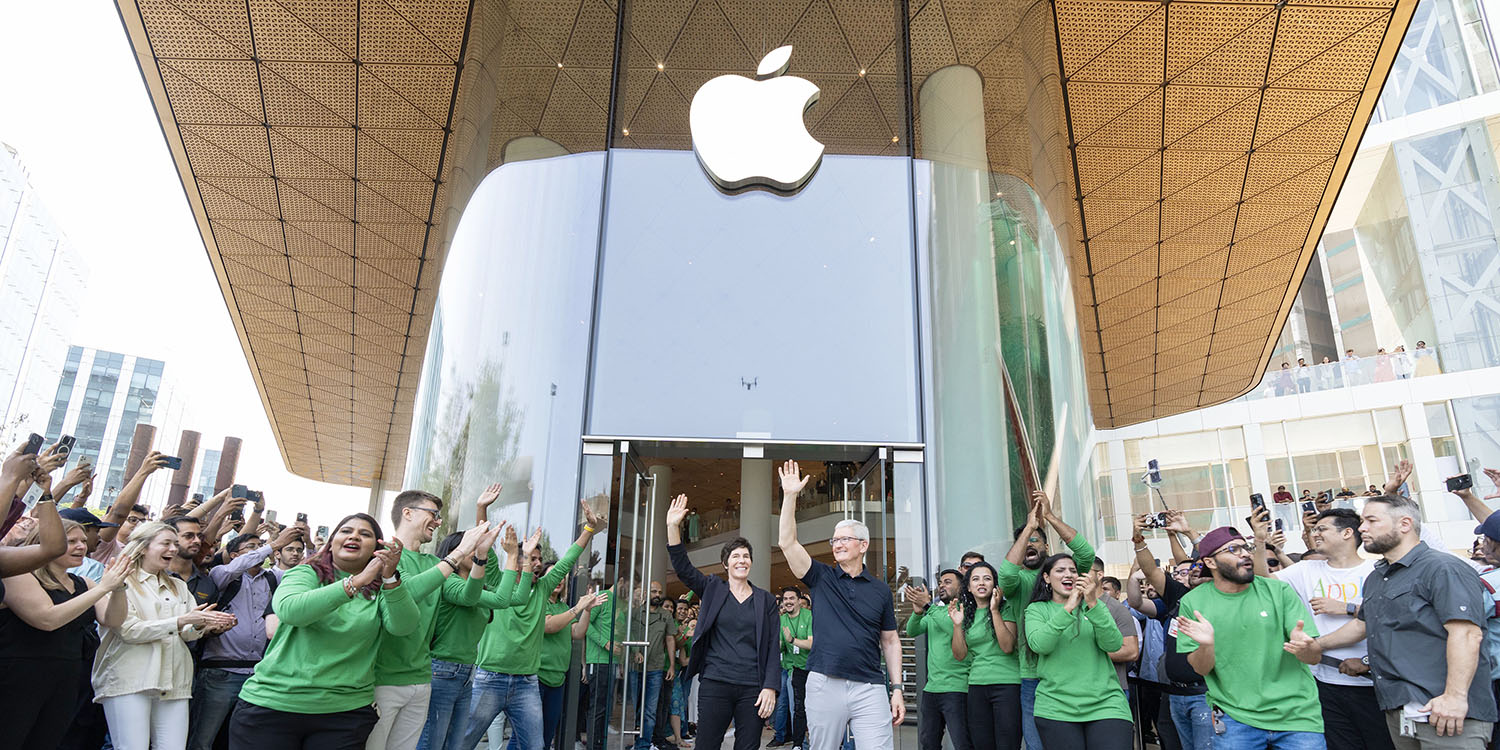 Tim Cook opens Apple BKC Nid11E