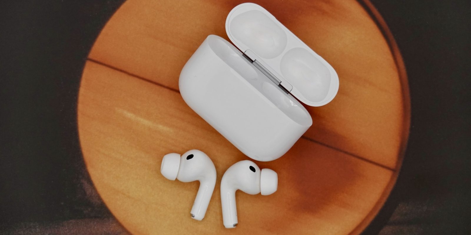 airpods pro 3 table GjIRuy