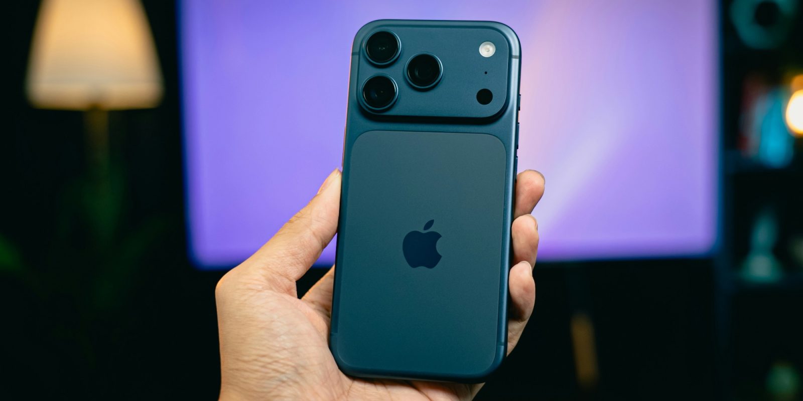 iphone 17 pro blue rear hold kXAfXE