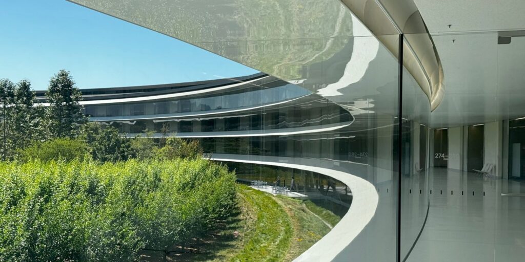 Apple generates 2.4 million per employee but is only third in the ranking c2sOZ6