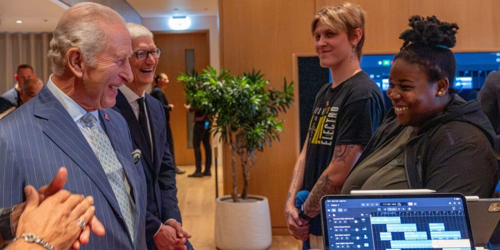 tim cook king charles 0mHCcy